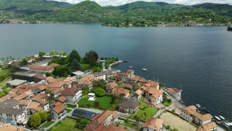 Pequeña-Ciudad-De-Pella-En-El-Lago-Orta-En-El-Norte-De-Italia---Toma-Aérea