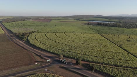 Un-Dron-De-Rotación-Lenta-Revela-Una-Escena-Agrícola-En-Una-Intersección-Concurrida