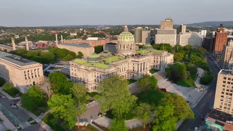 Toma-Aérea-Acercándose-Al-Capitolio-Del-Estado-De-Pensilvania-En-Harrisburg-Al-Atardecer