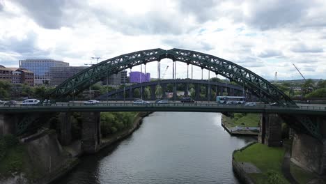 Luftaufnahme-Der-Wearmouth-Brücke-über-Den-Fluss-Wear-Mit-Tagesverkehr