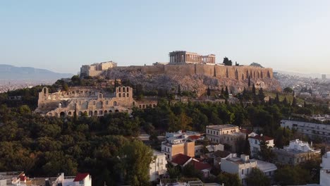 Ruhige-Drohnen-Videoaufnahmen-Aus-Athen,-Griechenland,-Die-Die-Akropolis-Und-Den-Parthenon-Bei-Sonnenaufgang-Einfangen