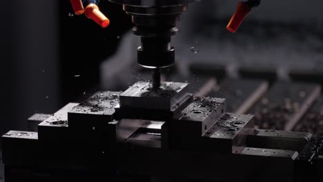 CNC-Maschine-Schneidet-Ein-Stück-Metall-P3