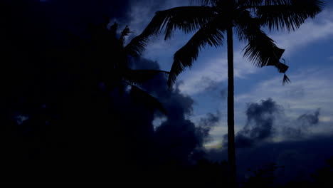 Romantischer,-Farbenfroher-Sonnenuntergang,-Blaue-Und-Dunkle-Wolken-Ziehen-Am-Himmel-Entlang