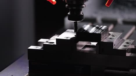 CNC-Maschine-Schneidet-Ein-Stück-Metall-P5