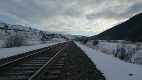 4K-Drohnenaufnahmen-Eines-Schneebedeckten-Gebirgspasses-In-Wyoming