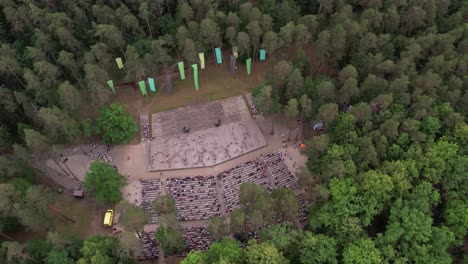 Una-Vista-Aérea-De-La-Ciudad-De-Valmiera,-Que-Muestra-Su-Combinación-De-Elementos-Urbanos-Y-Naturales.