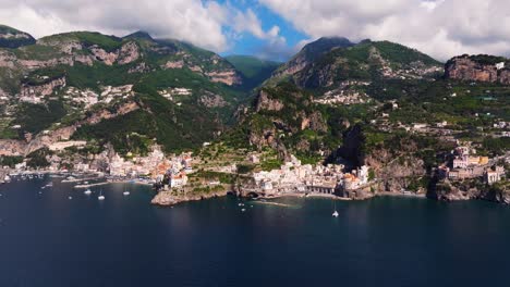 Hermosa-Vista-De-Drones-Sobre-La-Costa-Amalfitana-De-Italia:-Popular-Destino-Turístico-De-Vacaciones-De-Verano