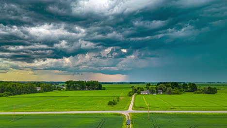 Regensturm-Wolkenlandschaft-über-Ländlichen-Getreidefeldern---Luftbild-Hyperlapse