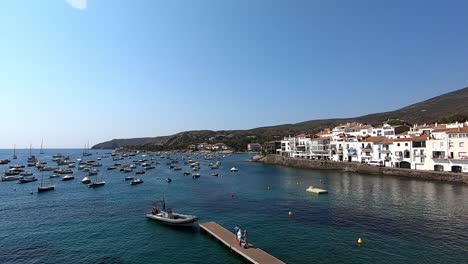 Costa-Y-Pueblo-Bahía-Ciudad-De-Cadaqués-En-España,-Hermosa-Ciudad-Blanca