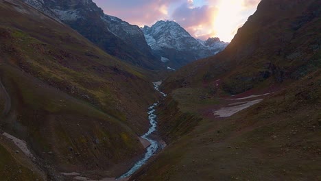 4K-Drohne-Fliegt-Vorwärts,-Aufnahme-Der-Morgendlichen-Himalaya-Berge-Mit-Einem-Fluss,-Der-Von-Einem-Gletschersee-Vom-Berg-Herunterfließt