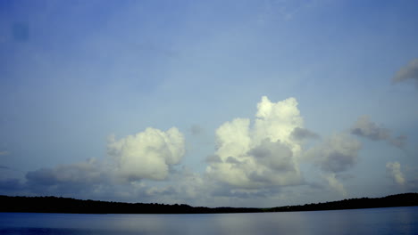 Weiche-Weiße-Wolken-Bewegen-Sich-Langsam-Am-Blauen-Himmel,-Zeitraffer