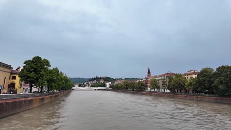 Verona,-Italia-La-Vista-Desde-El-Puente-Ponte-Delle-Navi,-Con-Altos-Niveles-De-Agua-Después-De-Fuertes-Lluvias