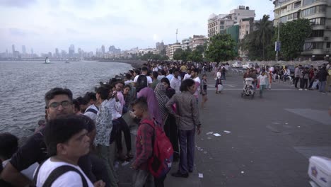 Masse-Der-Touristen-Am-Marine-Drive-Sea-Beach-Mit-Mumbai-Skyline-Gebäude-Im-Hintergrund