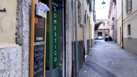 Un-Grupo-De-Personas-En-Una-Clase-De-Cocina,-La-Vista-Desde-La-Calle-En-Verona,-Italia.