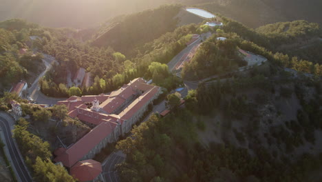 Una-Cautivadora-Vista-Panorámica-Del-Histórico-Monasterio-De-Kykkos-En-Chipre,-Bañado-Por-La-Suave-Y-Tranquila-Luz-De-La-Mañana,-Rodeado-De-Exuberantes-Montañas.