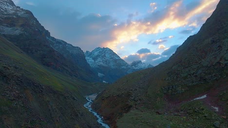 4K-Drohnenaufnahme-Der-Morgendlichen-Himalaya-Bergkette-Mit-Schneebedeckten-Bergen,-Einem-Fluss-Und-Einem-See