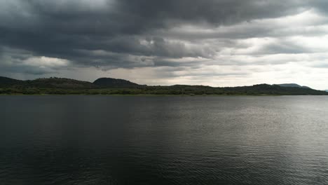 Stürmischer-Himmel-über-Einem-See