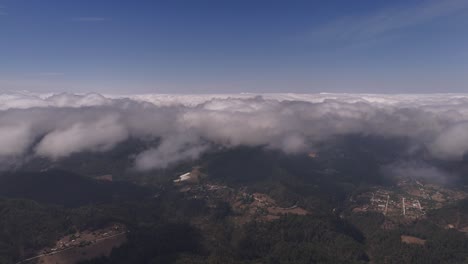 Vista-Aérea-Casi-Por-Encima-De-Las-Nubes