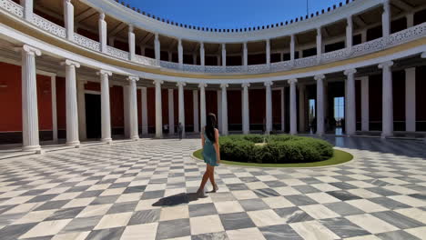 Mujer-Apreciando-La-Belleza-De-La-Sala-Zappeion-En-Atenas,-Grecia---Plano-Amplio