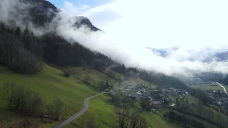 Niebla-Matutina-Formando-Una-Nube-Sobre-Un-Pueblo-De-Montaña-En-Los-Alpes-Franceses