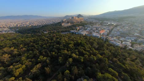 Volando-Un-Drone-Fpv-Colina-Abajo-En-Atenas,-Grecia,-Cerca-De-La-Acrópolis-Y-El-Partenón-Durante-La-Puesta-De-Sol