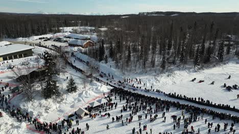 4K-Drohnenaufnahmen-Vom-Start-Des-Historischen-Iditarod-Hundeschlittenrennens-In-Willow,-Alaska