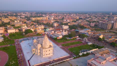 Vista-Aérea-De-Prem-Mandir,-Fundada-Por-Jagadguru-Shri-Kripalu-Ji-Maharaj-En-Vrindavan---Prem-Mandir-Es-El-Templo-Del-Amor-Divino