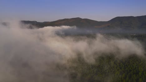 Hermosa-Escena-Aérea-Entre-Las-Nubes