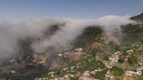 Niebla-En-Medio-Del-Día-Y-Montañas