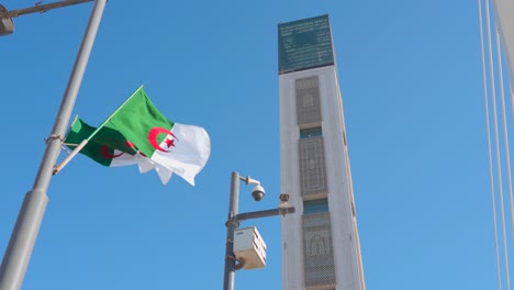 Minarete-De-La-Gran-Mezquita-De-Argel-Y-Banderas