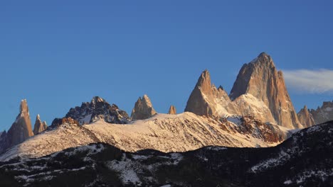 Zeitraffer-Von-Cerro-Torre-Und-Mount-Fitz-Roy-Bei-Sonnenaufgang-Im-Winter-In-Patagonien-Mit-Goldenem-Licht