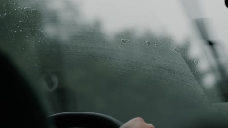 Regentropfen-Auf-Der-Autoscheibe-Beim-Fahren-Auf-Der-Autobahn