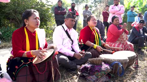 Banda-Tradicional-Nepalí-Interpretando-Su-Música-Utilizando-Antiguos-Instrumentos-Musicales-Tradicionales-Nepalíes