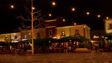 Casas-Tradicionales-De-La-Ciudad-Vieja-De-Korca-En-Los-Balcanes-Con-Plaza-Pavimentada-Con-Colas-De-Piedra.