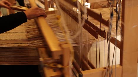 Una-Mujer-Utiliza-Un-Viejo-Telar-Para-Hacer-Un-Tapiz-En-Una-Tienda-Artesanal-En-El-País-De-Israel.