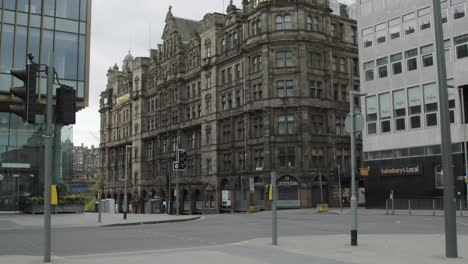 Deserted-shopping-area-and-department-store-in-edinburgh-city,-global-pandemic