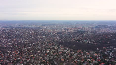 El-Dron-Avanza-Rápidamente-Y-Se-Cierra-A-Budapest,-La-Capital-De-Hungría,-En-Un-Día-Nublado-En-Invierno.