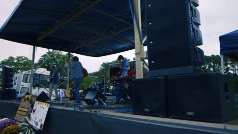 Deslizamiento-Lento-Hacia-La-Izquierda-De-La-Banda-Tocando-En-El-Festival.