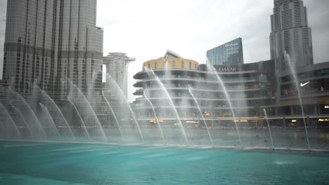 Der-Dubai-Fountain-Ist-Ein-Choreografiertes-Springbrunnensystem