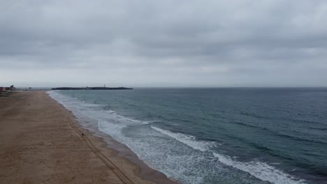 Vuela-Sobre-Las-Impresionantes-Costas-De-Tarifa,-Andalucía-En-Este-Cautivador-Vídeo-De-Drones.