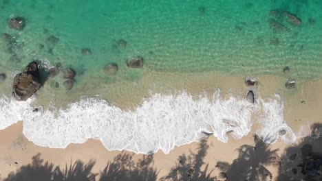 Las-Olas-De-Un-Mar-Azul-Golpean-Las-Rocas-En-Una-Sola-Playa-En-México.