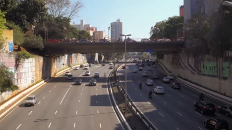 Tráfico-En-La-Conexión-Este-oeste,-Denominada-Avenida-Radial-Leste,-Y-Vista-Del-Paisaje-Urbano