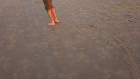 Ein-Mann-Zieht-Mit-Seinem-Essen-Ein-Paar-Sandlinien-In-Den-Sand---Newcastle---Australien