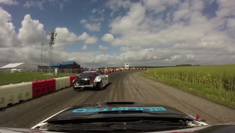 Onboard-Driftaufnahmen-Von-Einem-Nissan-Skyline-R32,-Der-Einen-Nissan-370Z-Auf-Einer-Driftstrecke-Jagt,-Mit-Viel-Action-Beim-Fahren-Und-Rauch-Von-Den-Reifen