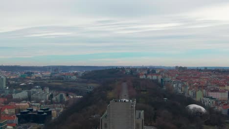 Monumento-Nacional-En-La-Colina-Vítkov-Aérea-En-Praga