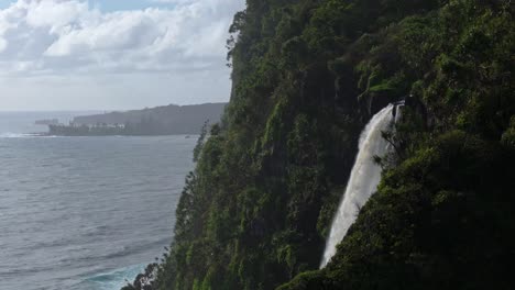 Wasserfall-Fließt-Von-Der-Klippe-Mit-üppigem-Grün-Der-Nordküste-Von-Maui-Von-Der-Straße-Nach-Hana,-Hawaii