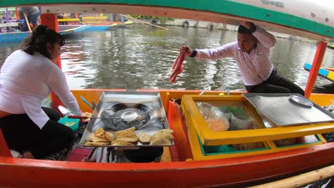 Montar-En-Trajineras-En-Xochimilco,-Los-Jardines-Flotantes-De-La-Ciudad-De-México.