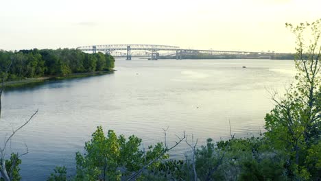 Toma-Aérea-Del-Río-Delaware-Y-El-Arroyo-Pennsauken-Puente-Betsy-Ross-En-La-Distancia