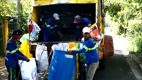 Ciudad-De-Antipolo,-Filipinas-–-10-De-Julio-De-2019:-Los-Recolectores-De-Basura-Pasan-Por-Las-Casas-Para-Recoger-Basura-Y-Otros-Desechos-Y-Ponerlos-En-Un-Camión-De-Basura