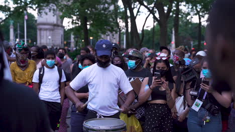 Círculo-De-Tambores-En-Una-Protesta-De-Black-Lives-Matter